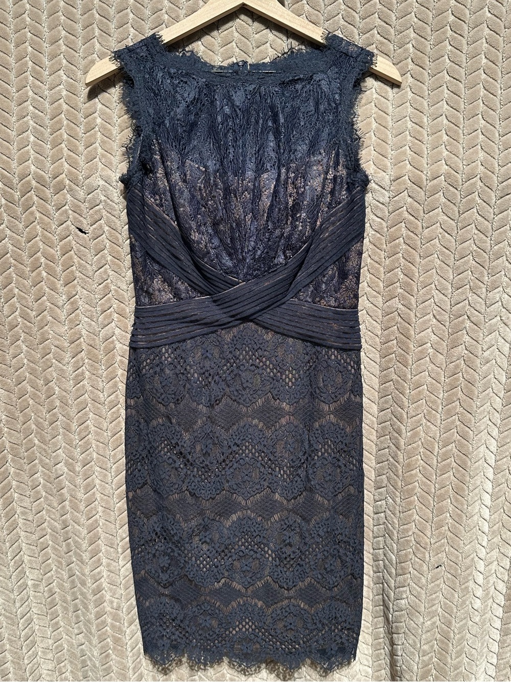Tadashi Shoji Navy Lace Sheath Cocktail Dress Eyelash Lace Sleeveless Size 6P